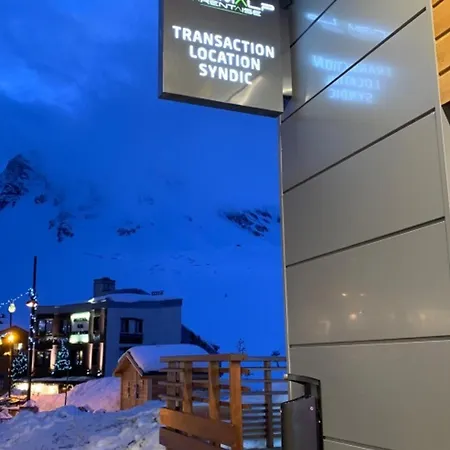 Lumineux Skis Aux Pieds Avec Balcon A Appartement *