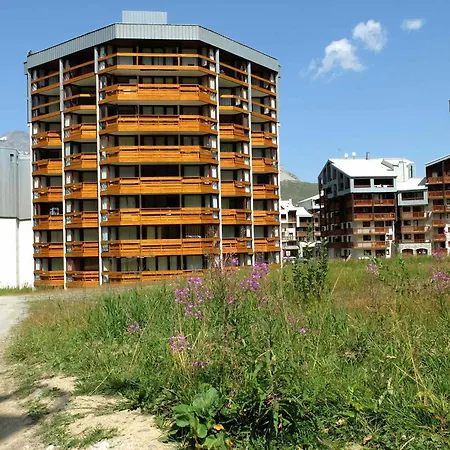 Lumineux Skis Aux Pieds Avec Balcon A Tignes