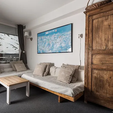 Lumineux Skis Aux Pieds Avec Balcon A Appartement *