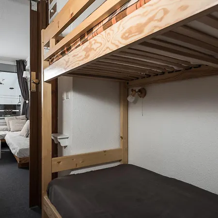 Lumineux Skis Aux Pieds Avec Balcon A